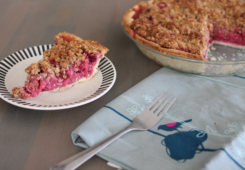 strawberry rhubarb pie with oatmeal crumble